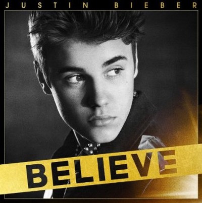 Believe Segundo album do Justin Bieber, Believe. - Capa preta e branca com fonte na cor dourada.